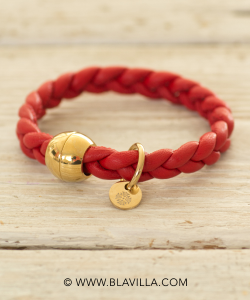 Kauniita_käsintehtyjä_koruja_Blåvilla_Qudo_24k kultaa_italialaista_nahkaa