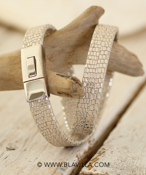 Kauniita_käsintehtyjä_koruja_Blåvilla_Qudo_ruostumatonta_terästä_italialaista_nahkaa