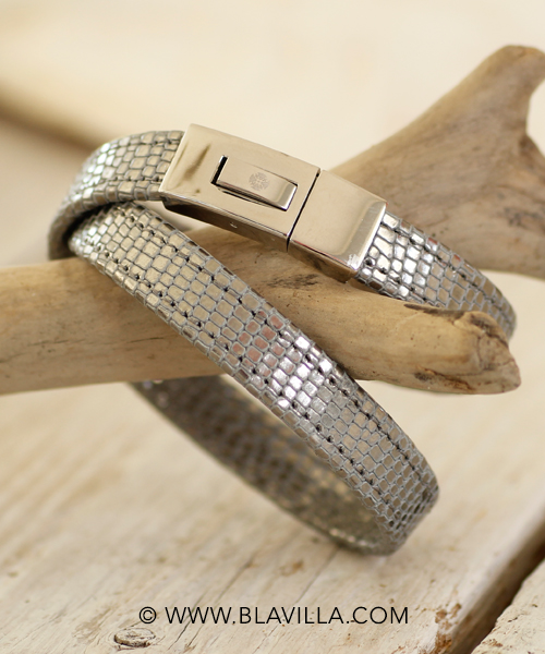 Kauniita_käsintehtyjä_koruja_Blåvilla_Qudo_ruostumatonta_terästä_italialaista_nahkaa