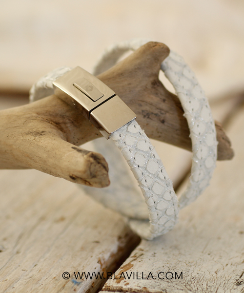 Kauniita_käsintehtyjä_koruja_Blåvilla_Qudo_ruostumatonta_terästä_italialaista_nahkaa